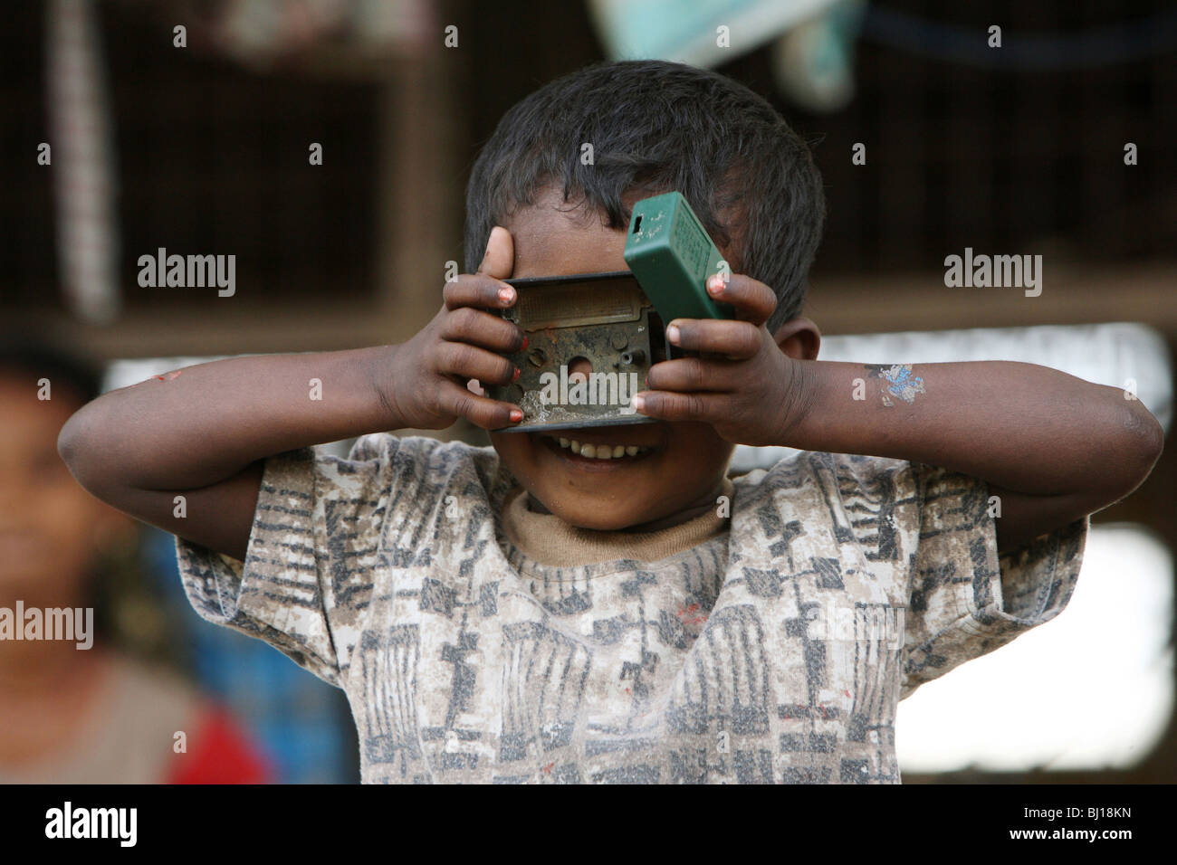 Portrait eines spielenden Jungen in einem Tierheim für Binnenvertriebene, Batticaloa, Sri Lanka Stockfoto