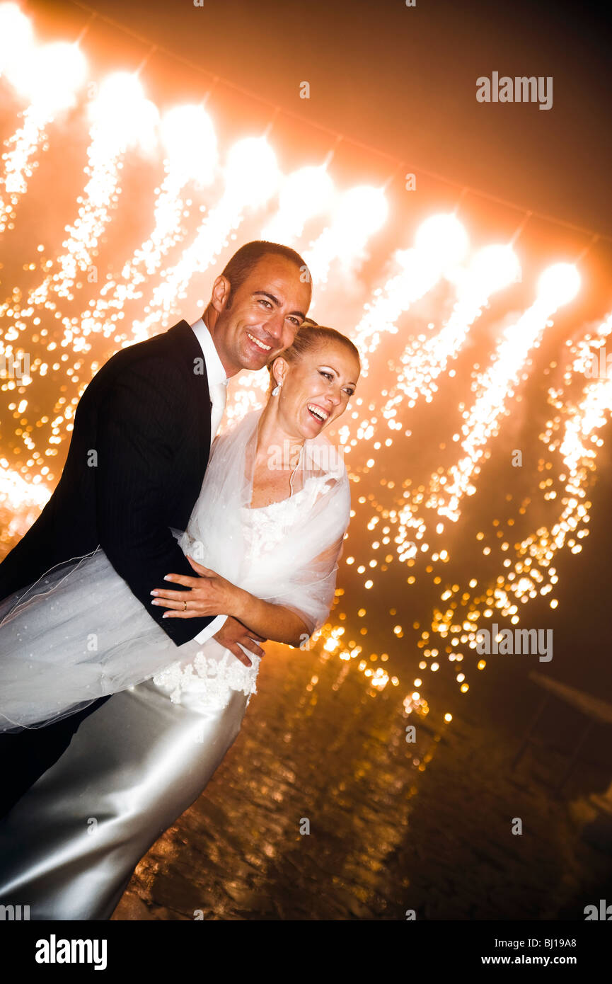 Braut und Bräutigam am Tag der Hochzeit mit Feuerwerk Stockfoto