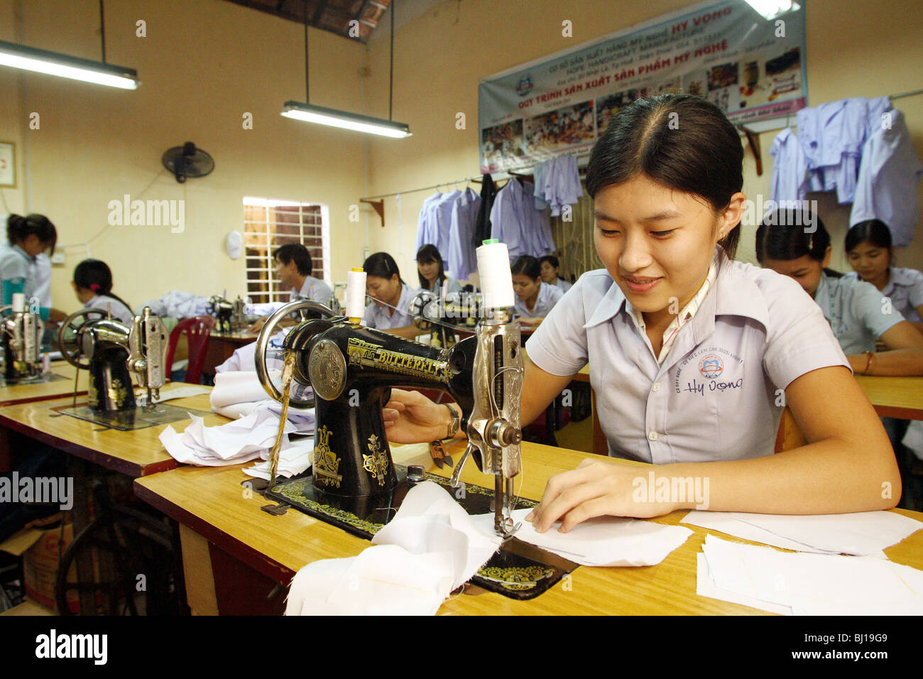 Frauen arbeiten an Nähmaschinen, Hue, Vietnam Stockfoto