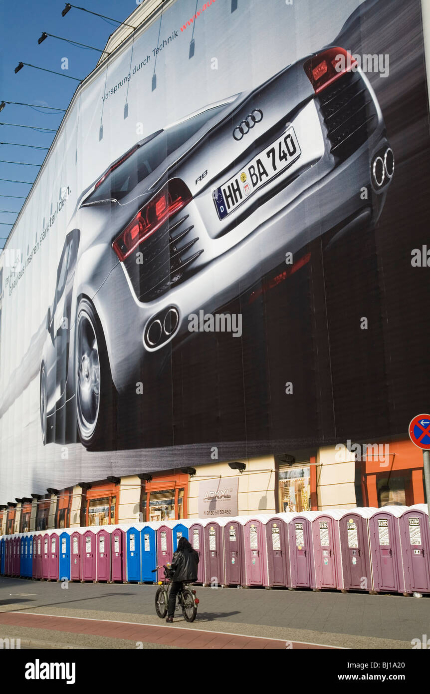 Chemische WC Hocker unter einer riesigen Audi Plakatwand am Potsdamer Platz Berlin, Deutschland Stockfoto