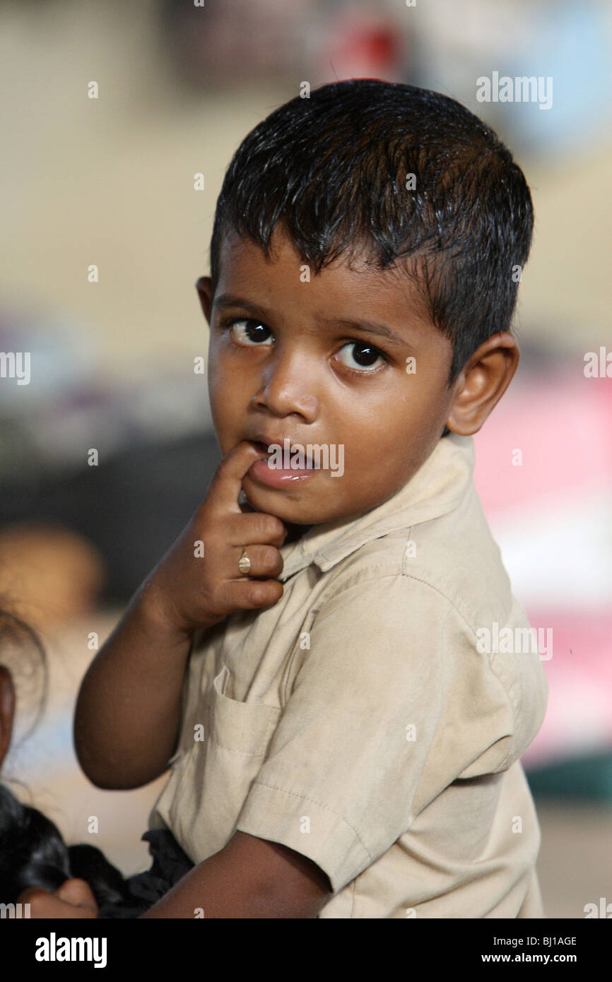 Portrait eines jungen in einem Tierheim für Binnenvertriebene, Batticaloa, Sri Lanka Stockfoto