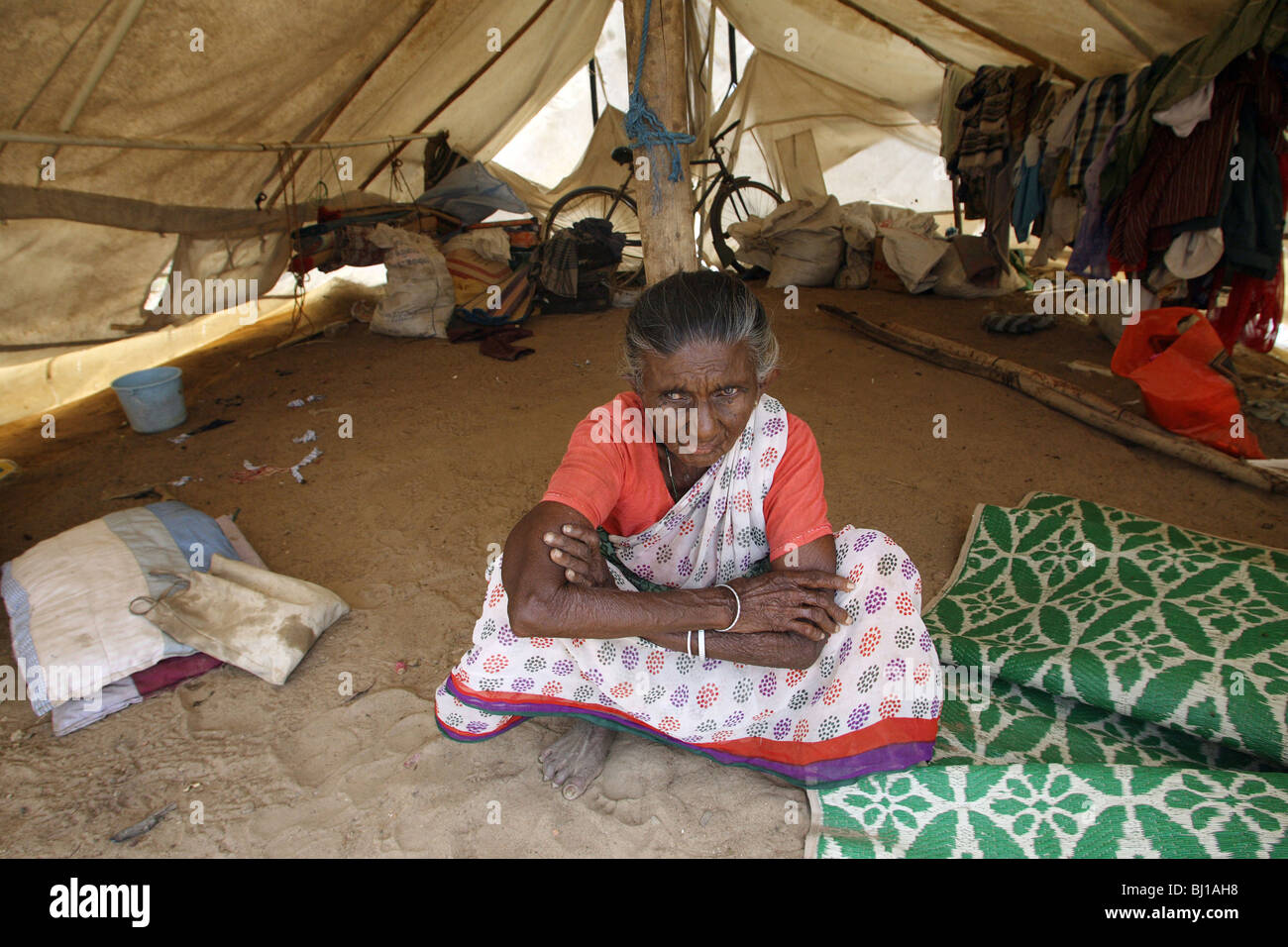 Eine ältere Frau in einem Tierheim für Binnenvertriebene, Vakaneri, Sri Lanka Stockfoto