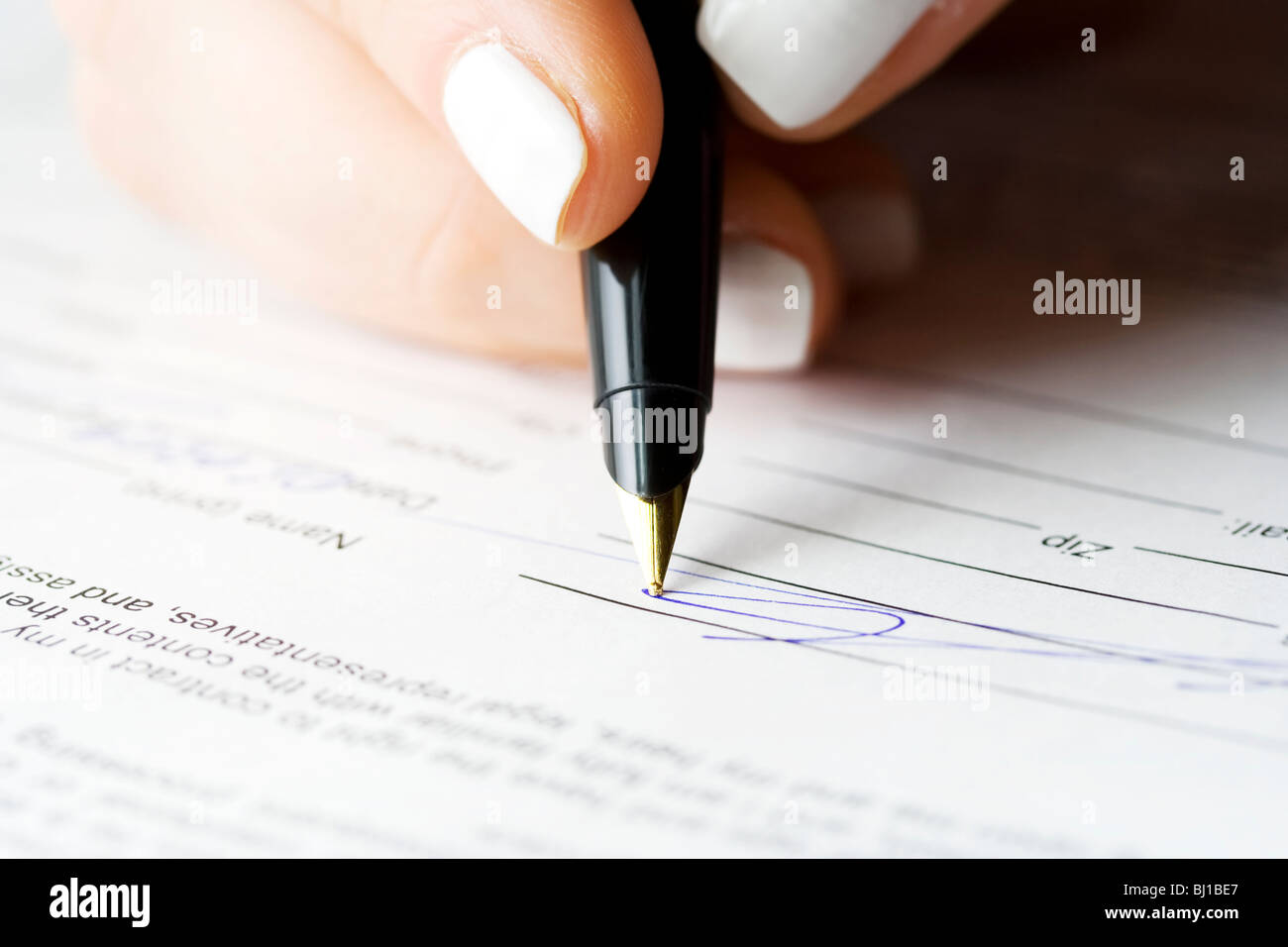 Weibliche Hand Unterzeichnung Vertrag. Stockfoto