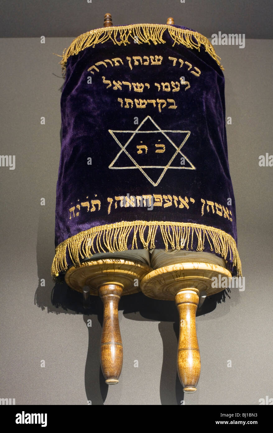 Thora-Rollen in Gold und lila. Jüdischen Kultgegenständen. Stockfoto