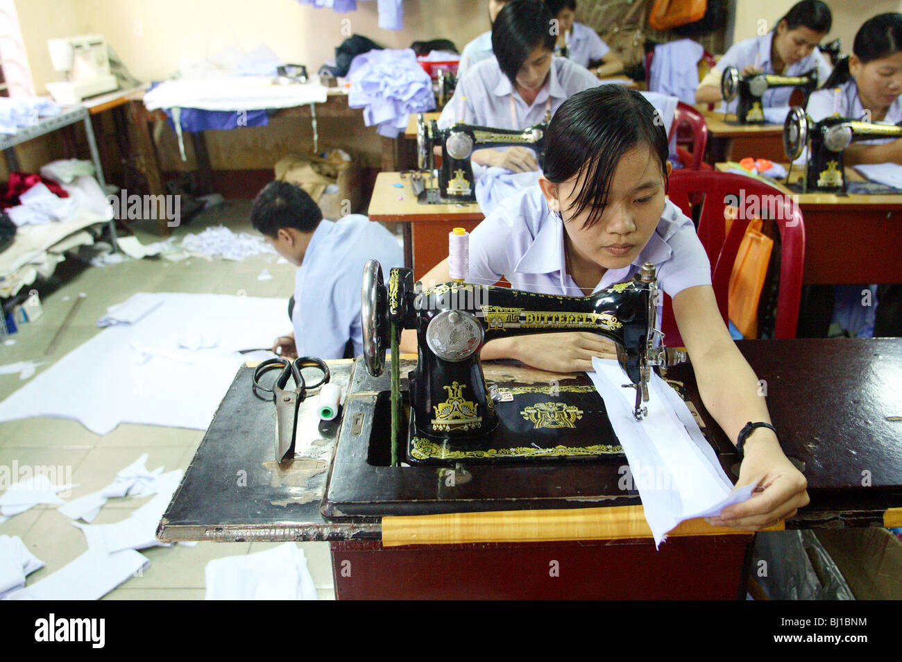 Frauen arbeiten an Nähmaschinen, Hue, Vietnam Stockfoto