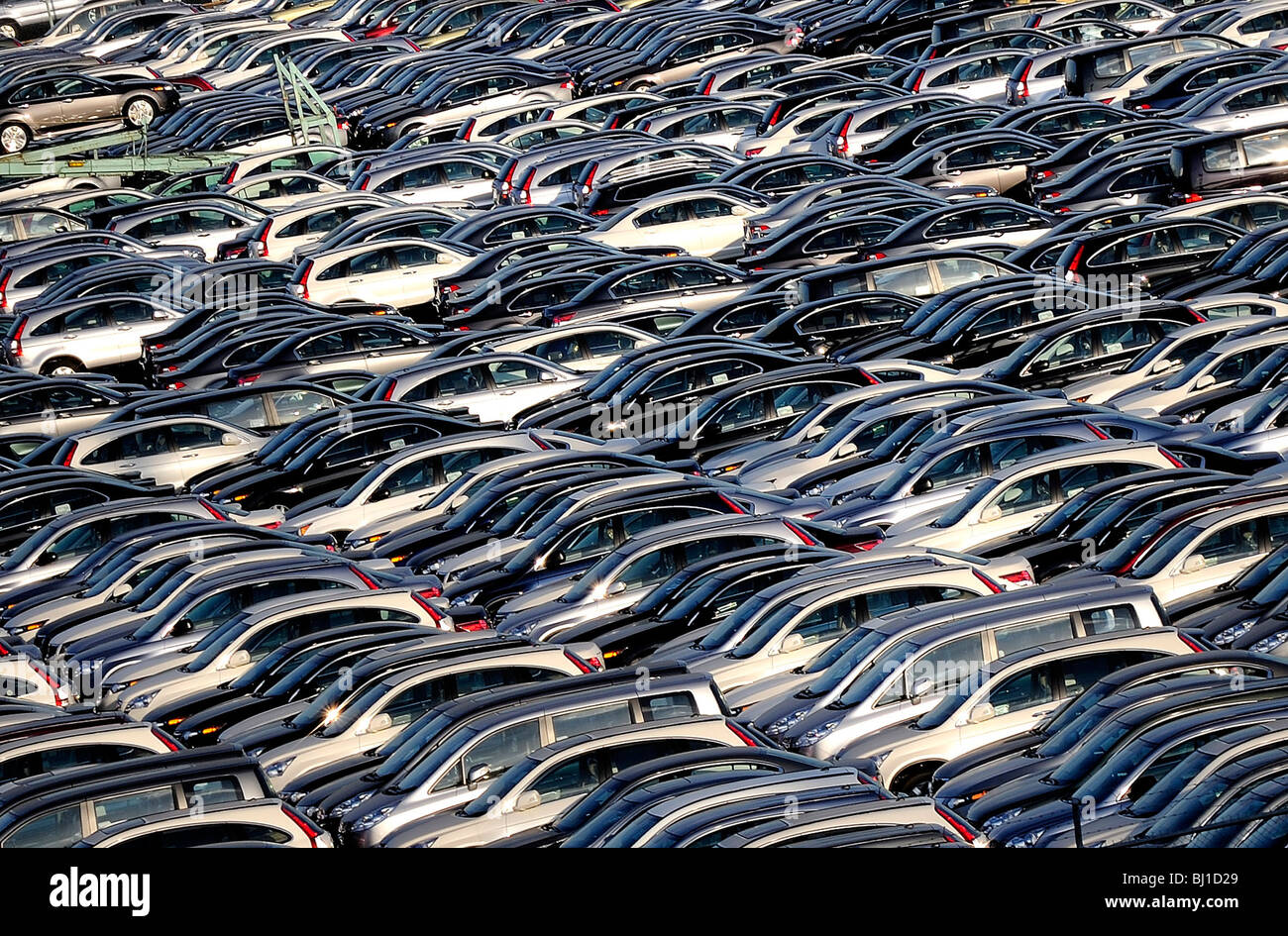 Fahrzeuge warten auf die Verladung auf die Schiffe für den Export in einem Hafen in Yokohama, Japan. Stockfoto