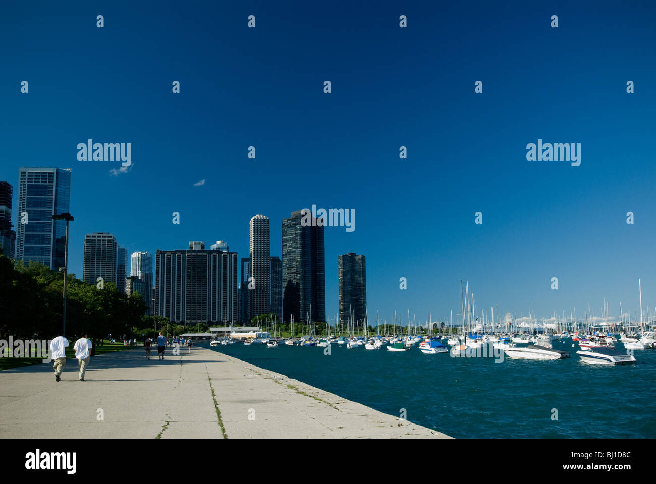 Skyline von Chicago und Lake Michigan entlang Seeufer. Stockfoto