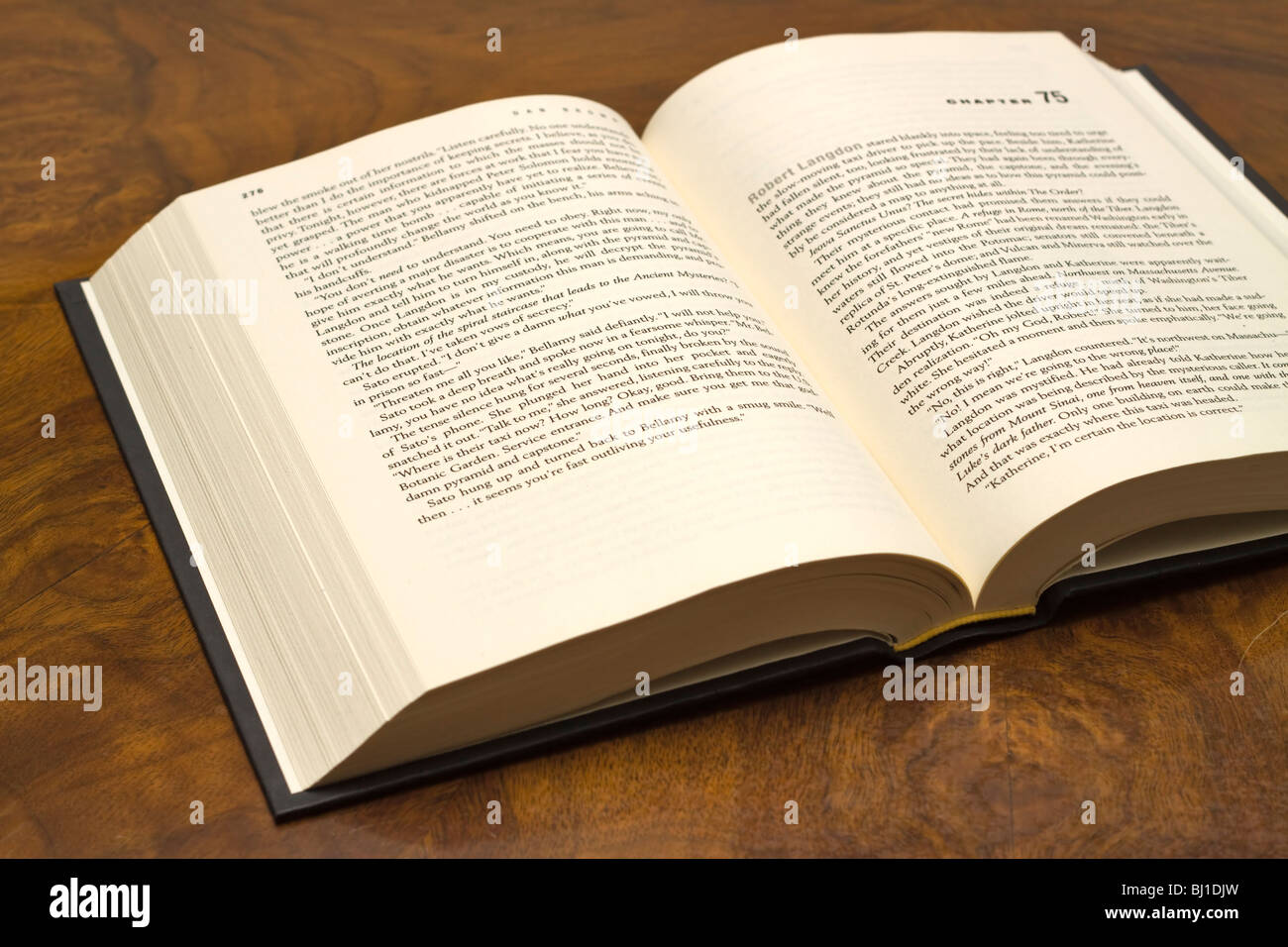 Buch offen auf einem Tisch Stockfoto