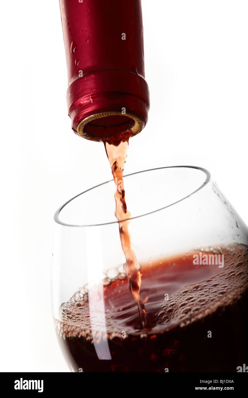 Füllt ein Glas Rotwein trinken Stockfoto
