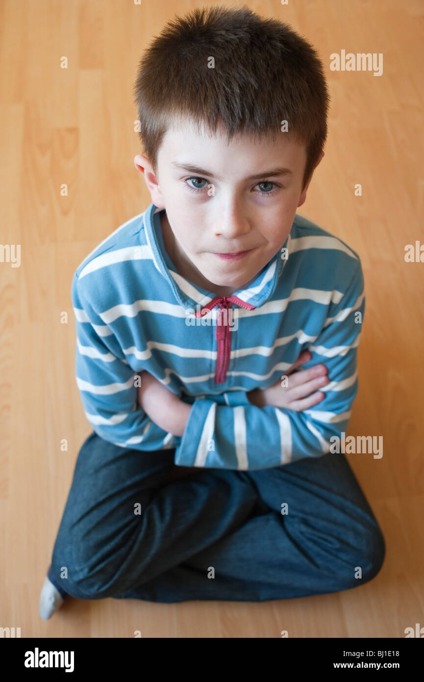Ein MODEL Release Bild eines 10 Jahre alten Jungen in Großbritannien Stockfoto