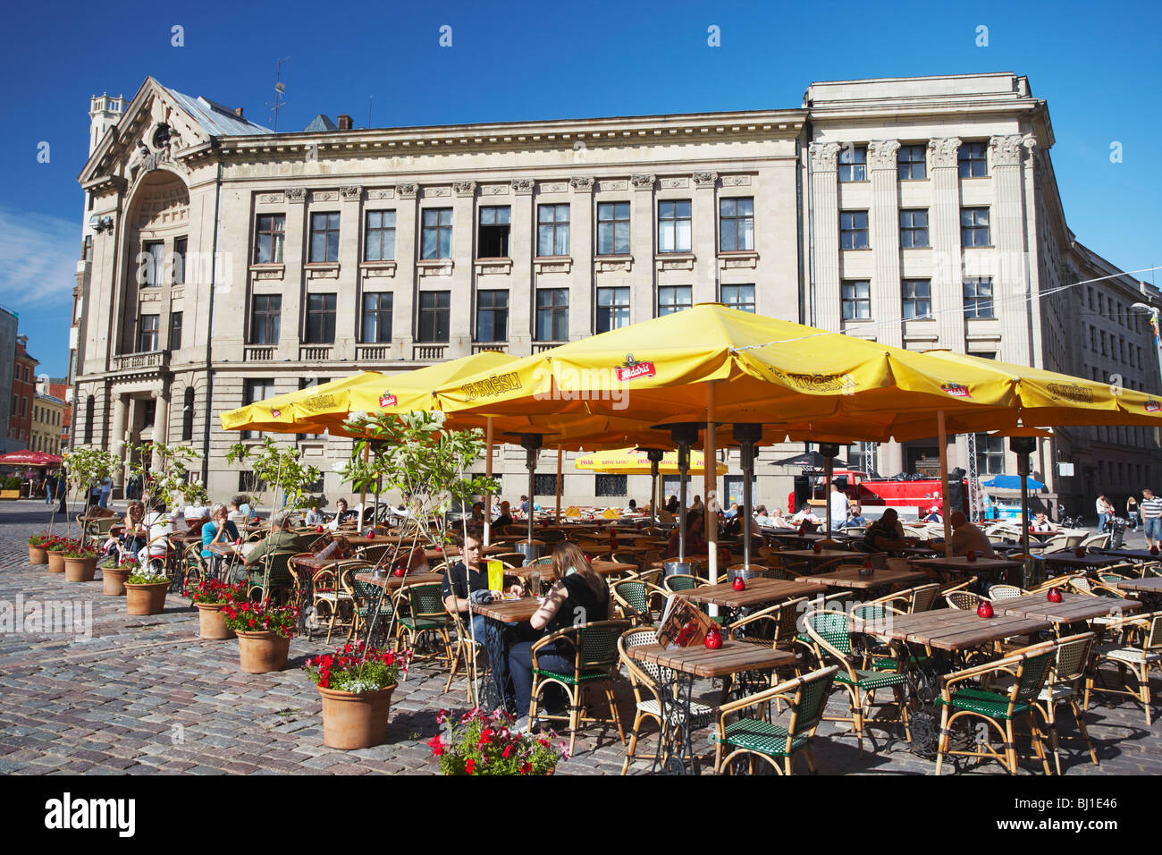 Lettland, Ost-Europa, Baltikum, Riga, Straßencafés In Domplatz (Doma Laukums) Stockfoto