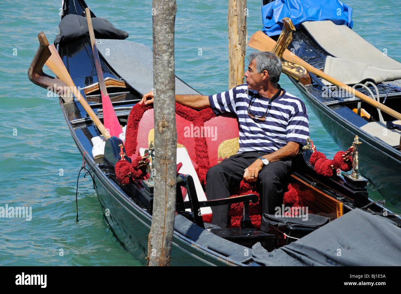 Venedig, Veneto, Italien. Gondoliere entspannend Stockfoto