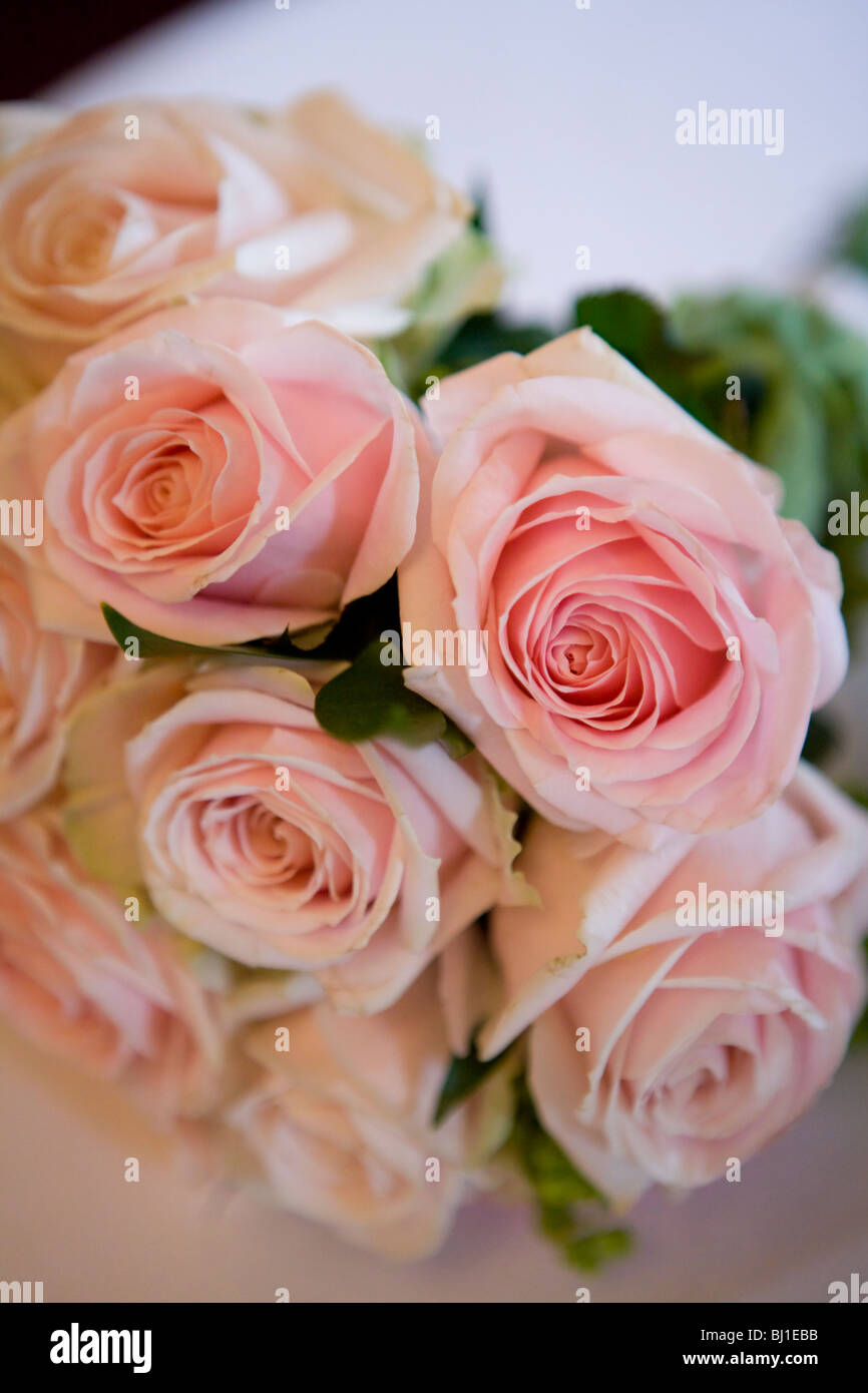 Brautstrauß rosa rose auf einem Tisch Stockfoto