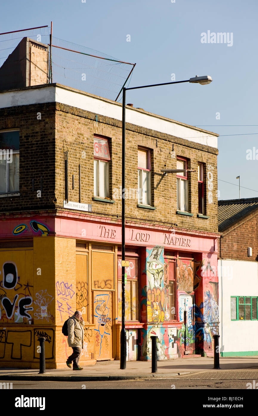 Graffiti auf Brettern vernagelt Pub, Hackney, E9, London, Vereinigtes Königreich Stockfoto
