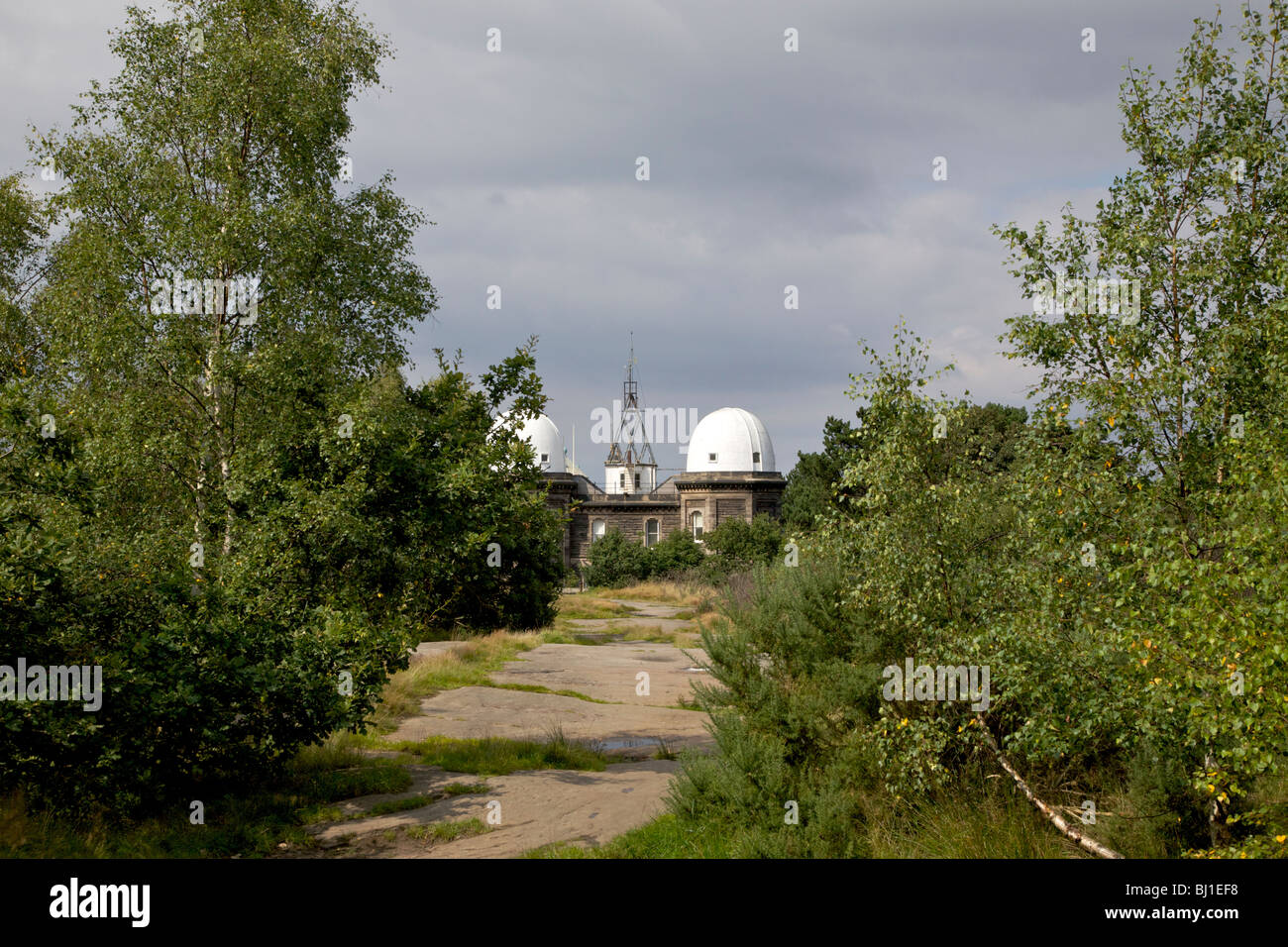 Pfad auf dem Bidston Hügel, die zum alten Bidston Observatory und Ozean-Forschungszentrum Stockfoto