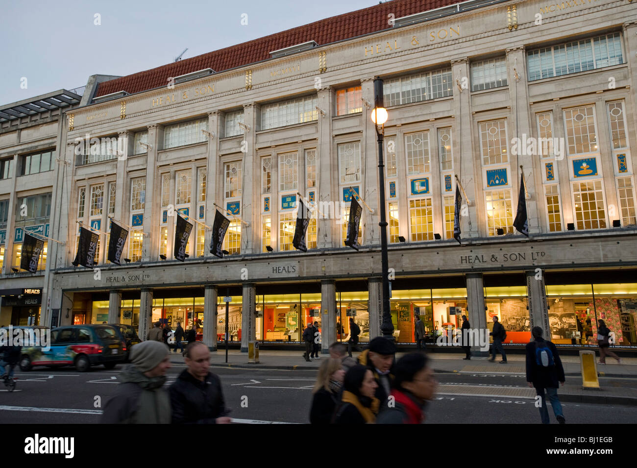 HEILT Kaufhaus am Tottenham Court Road bei Dämmerung, W1, London, Vereinigtes Königreich Stockfoto