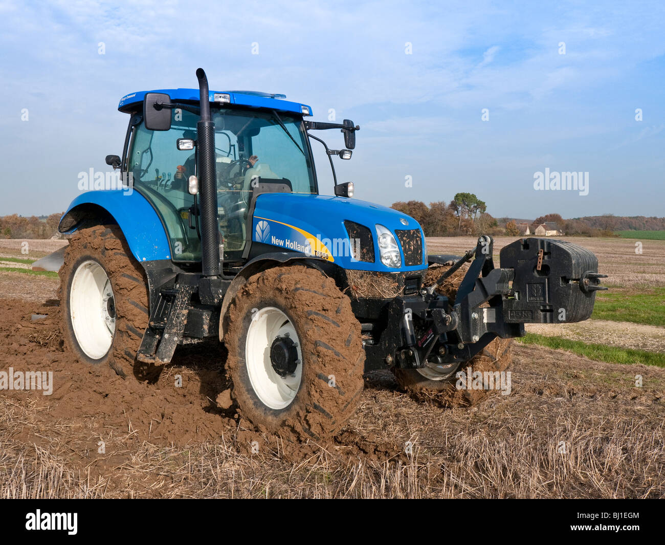 New Holland T6050 Traktor Winter Pflügen, Sud-Touraine, Frankreich. Stockfoto