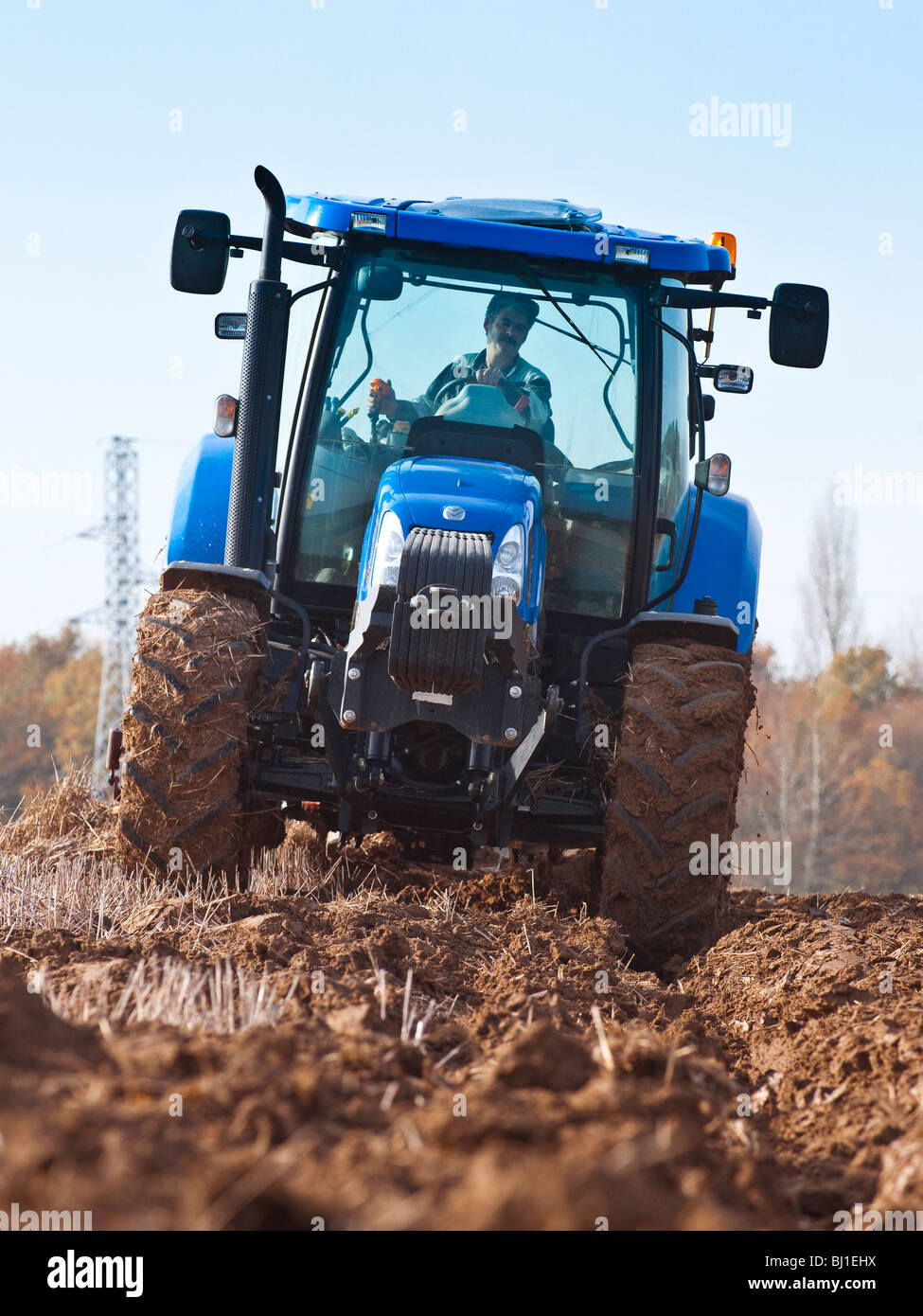 New Holland T6050 Traktor Winter Pflügen, Sud-Touraine, Frankreich. Stockfoto