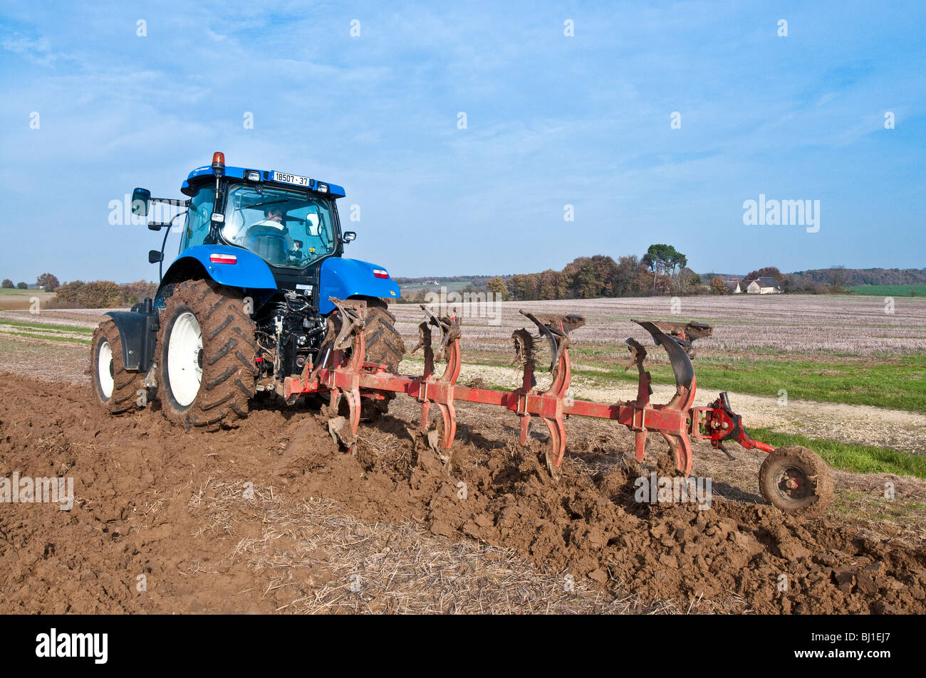 New Holland T6050 Traktor Winter Pflügen, Sud-Touraine, Frankreich. Stockfoto
