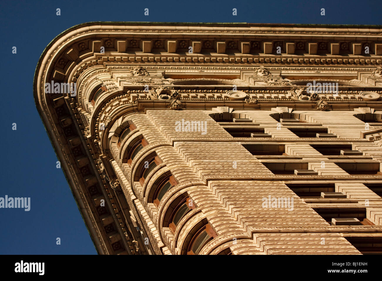 Das Flatiron Building dominiert der Kreuzung der Fifth Avenue und Broadway. Die reich verzierten Fassade ist Kalkstein + glasiertem Terrakotta. Stockfoto