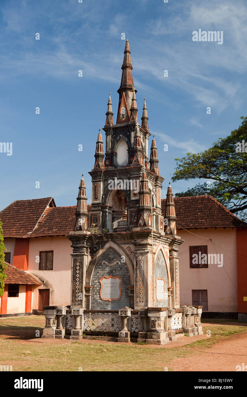 Indien, Kerala, Kochi, Fort Cochin, Kolonialzeit Denkmal auf dem Gelände der Santa Cruz Senior School Stockfoto