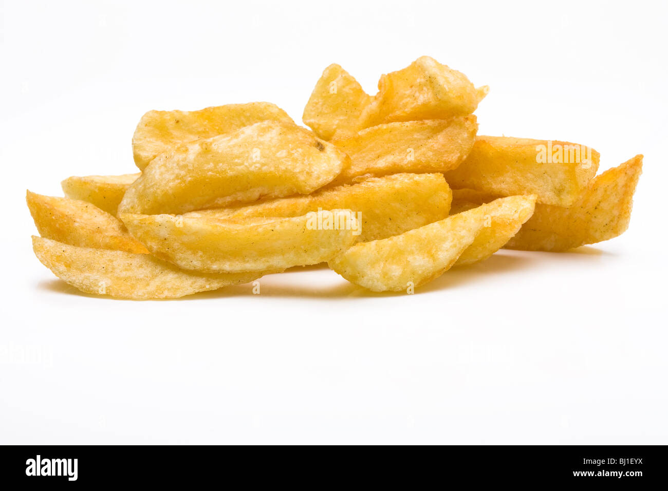 Englische Chip Shop Chips auf weißen Hintergrund isoliert. Stockfoto