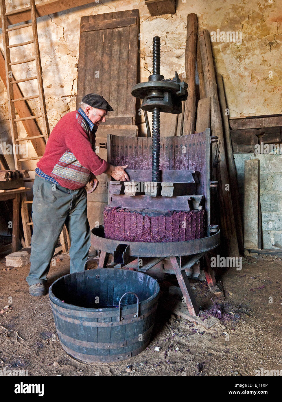Französischer Landwirt Demontage Traube Weinpresse - Sud-Touraine, Frankreich. Stockfoto