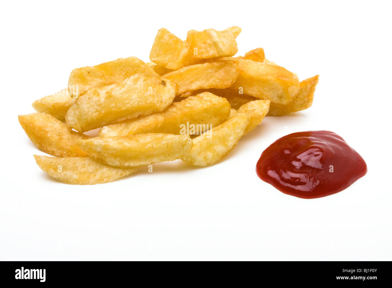 Englische Chip Shop Chips vor weißem Hintergrund mit portim der Tomatenketchup isoliert. Stockfoto