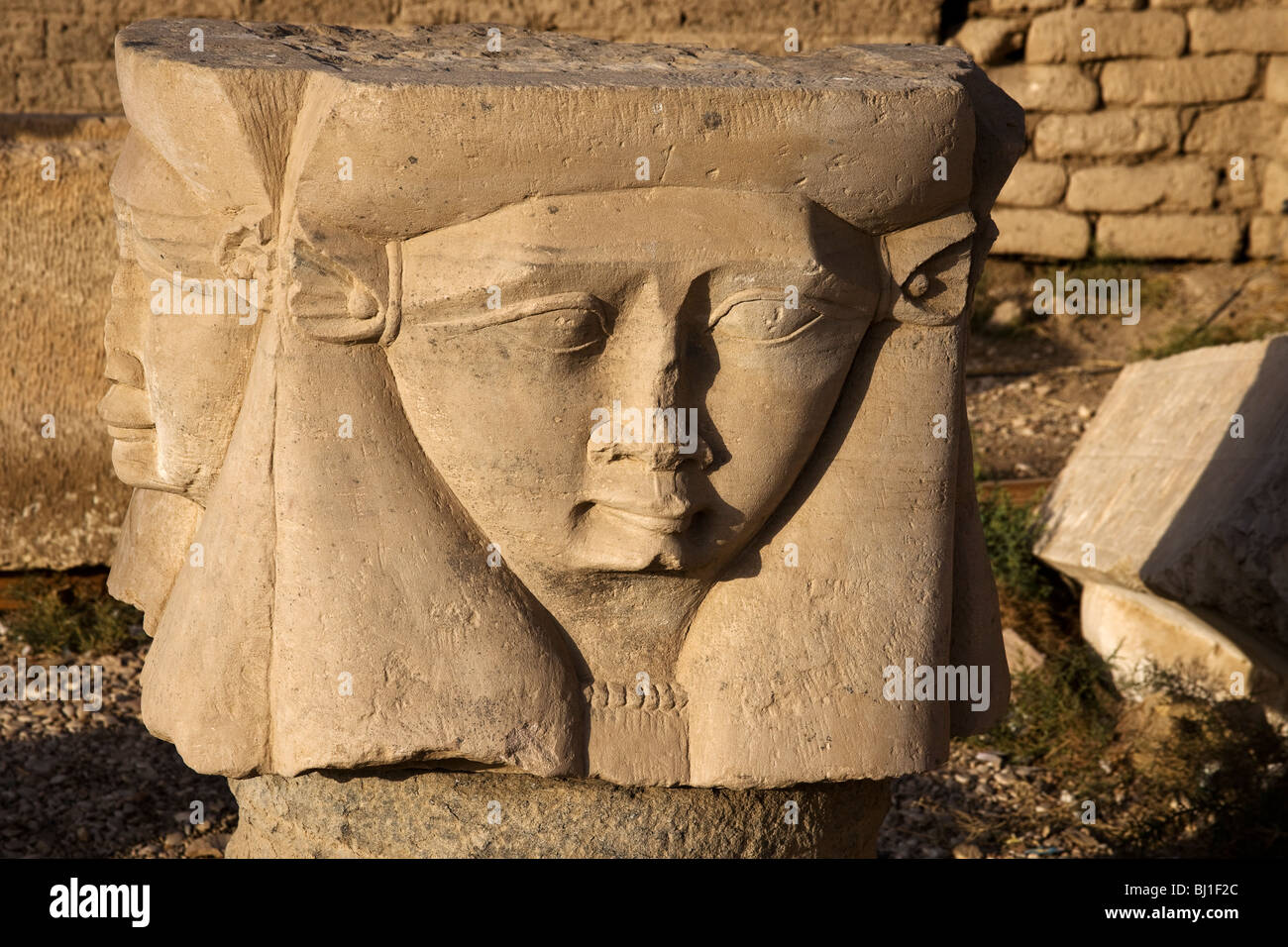 Spalte Hauptstadt Gesicht der Hathor, Göttin der Liebe. Stockfoto