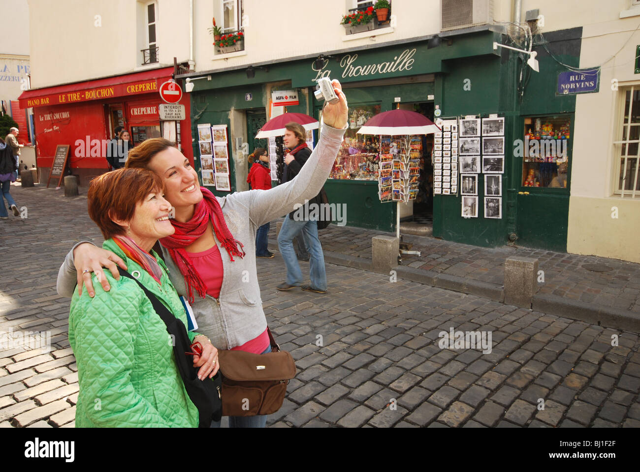 Touristen nehmen Selbstporträt in Montmartre Paris Frankreich Stockfoto