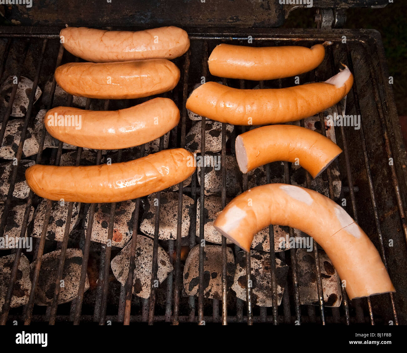 Würstchen im Grill. Stockfoto