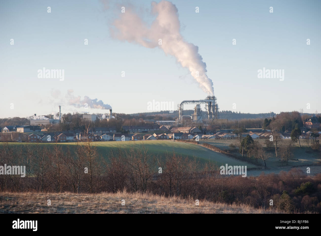 Fabrik mit Dampf steigt zum Himmel ragt. Stockfoto