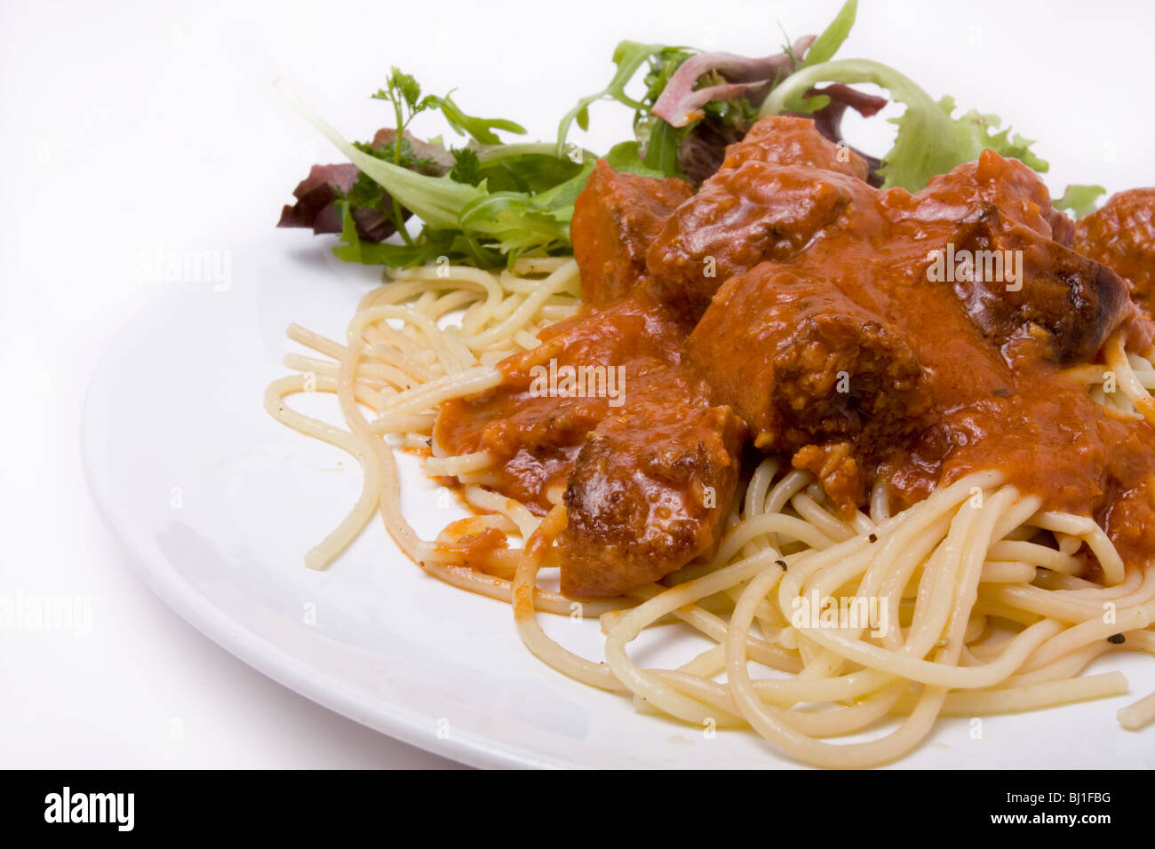 Zuhause gekocht Meatballs mit Spaghetti und Salat garniert Stockfoto