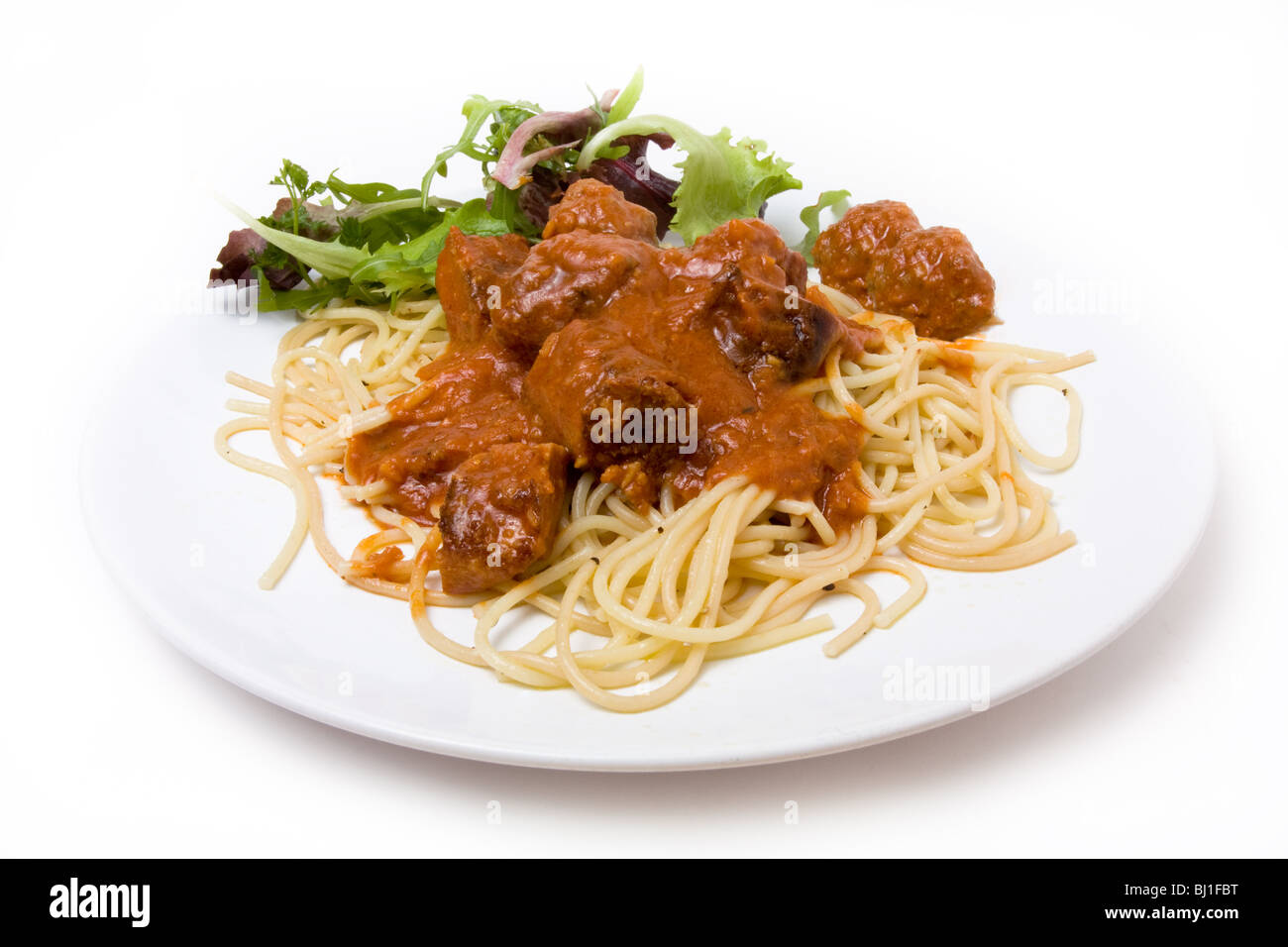 Zuhause gekocht Meatballs mit Spaghetti und Salat garniert Stockfoto