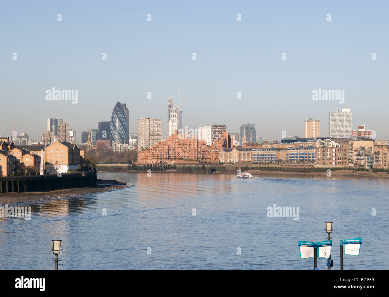 Blick vom Canary Wharf Ufer der Themse und die zentralen London Skylines. Riverside Apartments säumen die Ufer Stockfoto