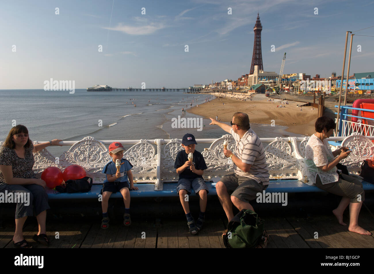 Blackpool Tower, den Piers und Pleasure Beach sind die Wahrzeichen der Golden Mile Blackpool, Lancashire, Großbritannien Stockfoto