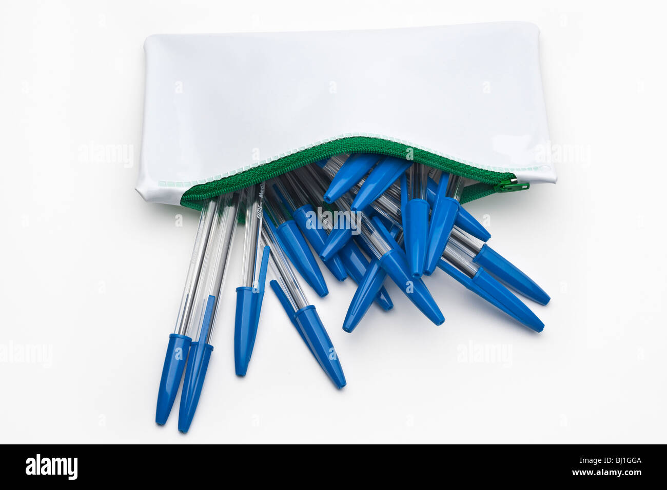Weiß mit Reißverschluss Kunststoff Federmäppchen, gefüllt mit blauen Kugelschreiber Stockfoto