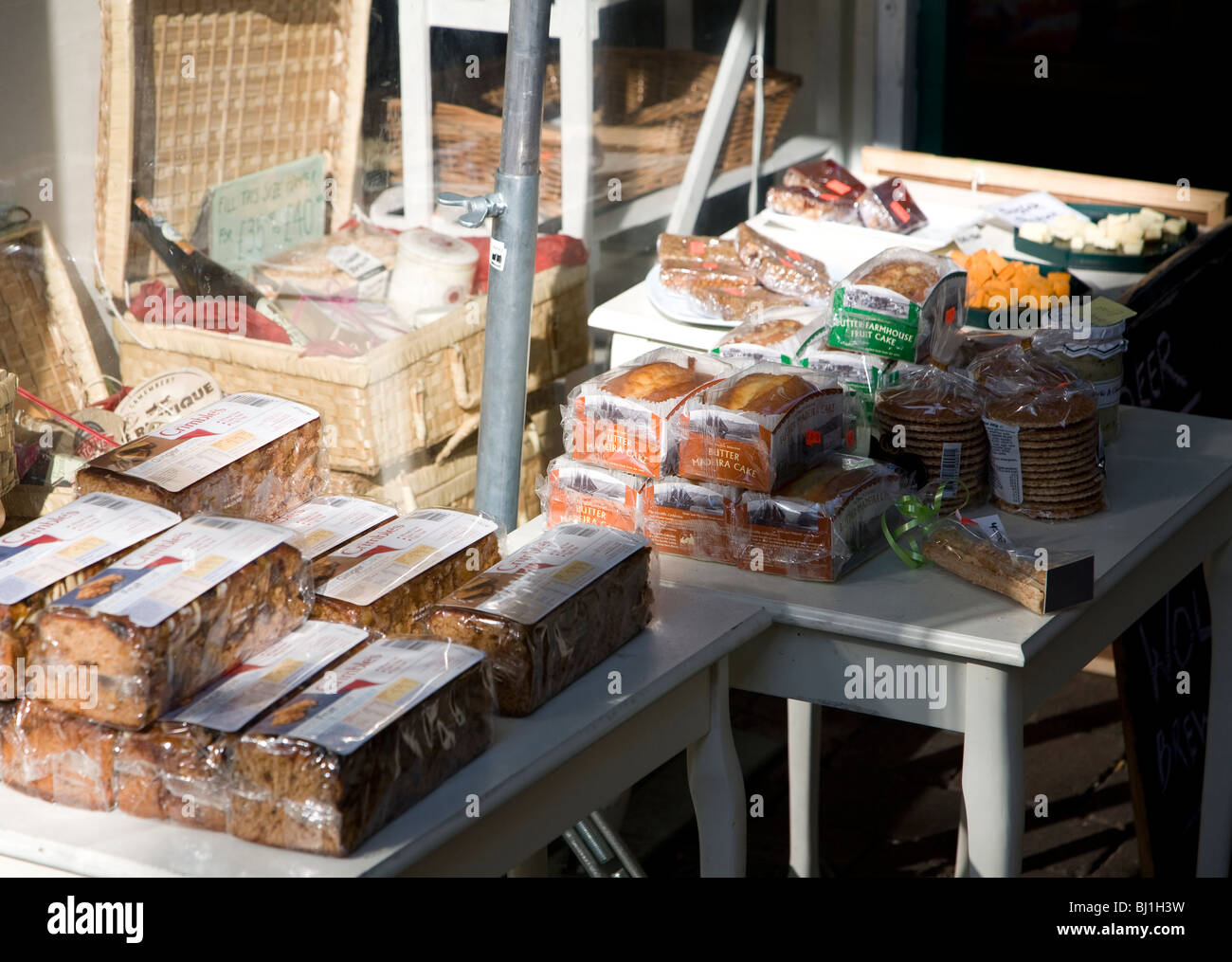 Kuchen auf Tischen im Freien laden Stockfoto