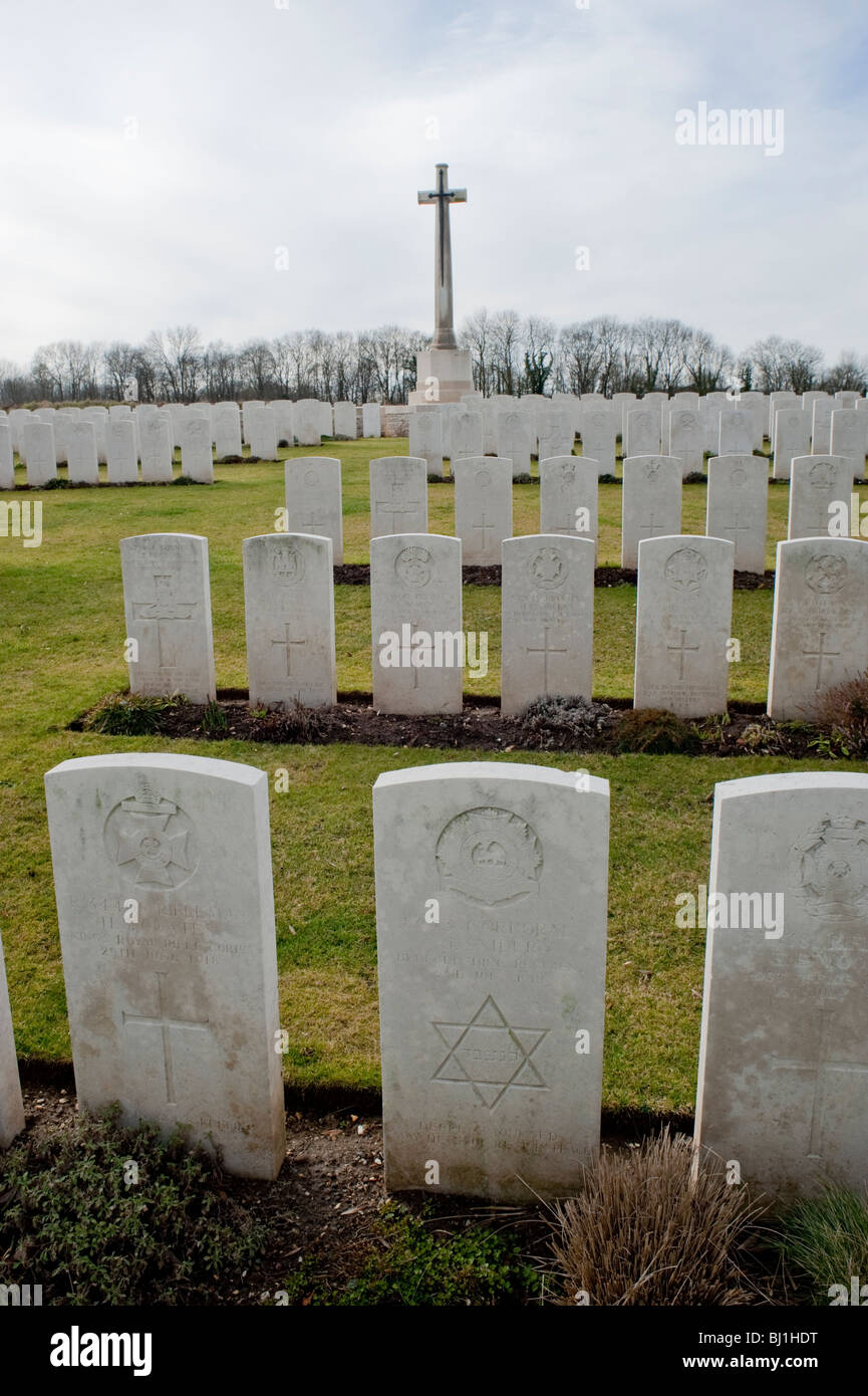 Somme Region, North of France, WW1 British Military Cemetery in Pernois, Mixed Religions Tombstones Lined up, graveyards engraving Stockfoto