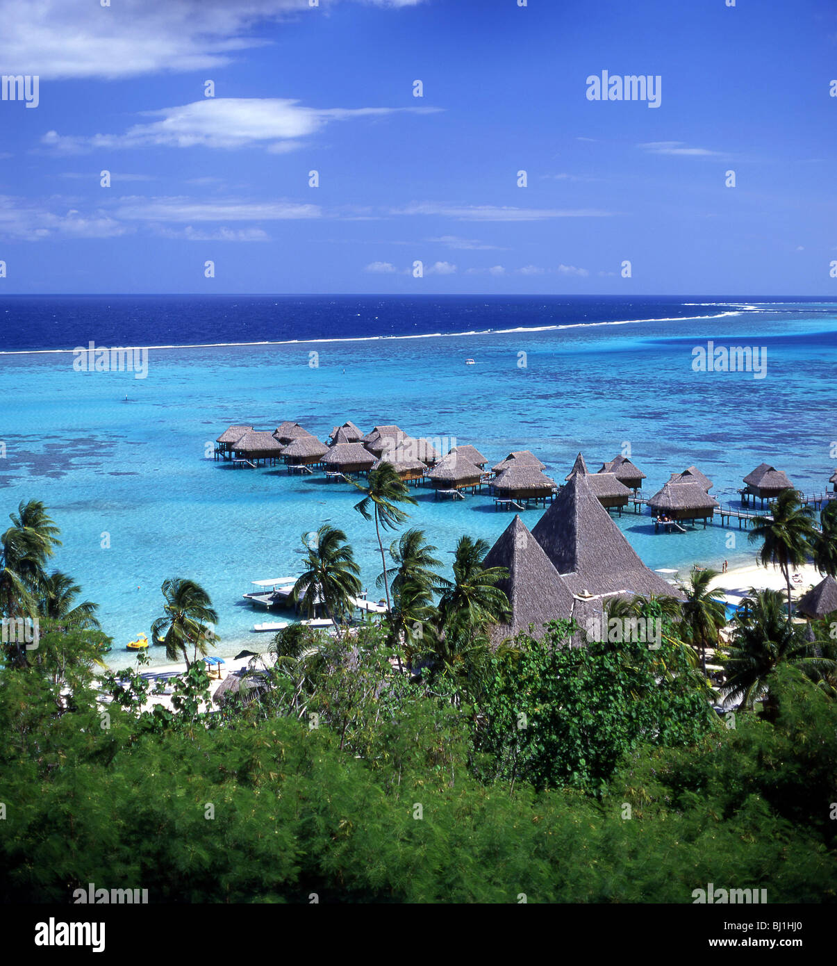 Ansicht der Kabinen über Meer, Hotel Sofitel Moorea, Tahiti, Französisch-Polynesien Stockfoto