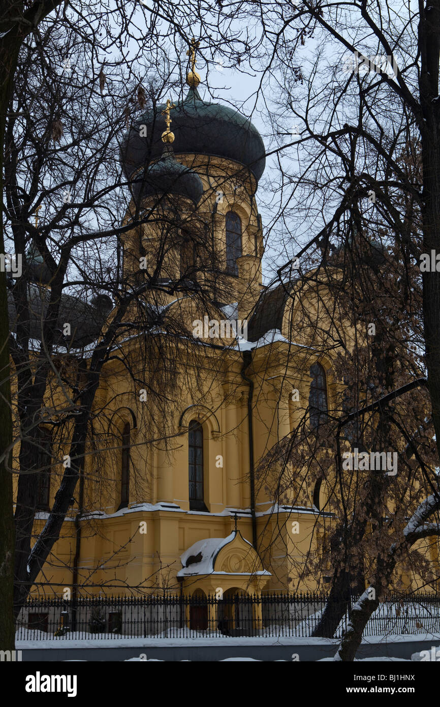 Zwischen Bäumen, vor der orthodoxen Kirche von Marii Magdaleny, Warschau, Polen, Osteuropa, EU Stockfoto
