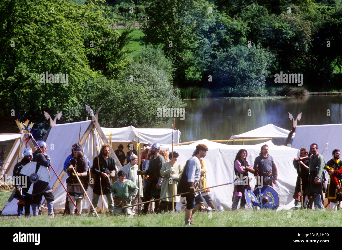 Wikinger Lager Reenactment englische britische Geschichte Wikinger Kostüm Kostüme Mode Mode Kleid Zelt Zelte Stockfoto