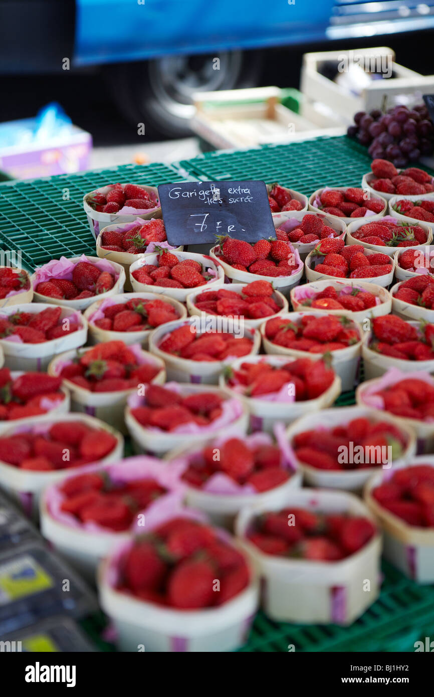 Erdbeeren auf einem Marktstand in Genf, Schweiz Stockfoto