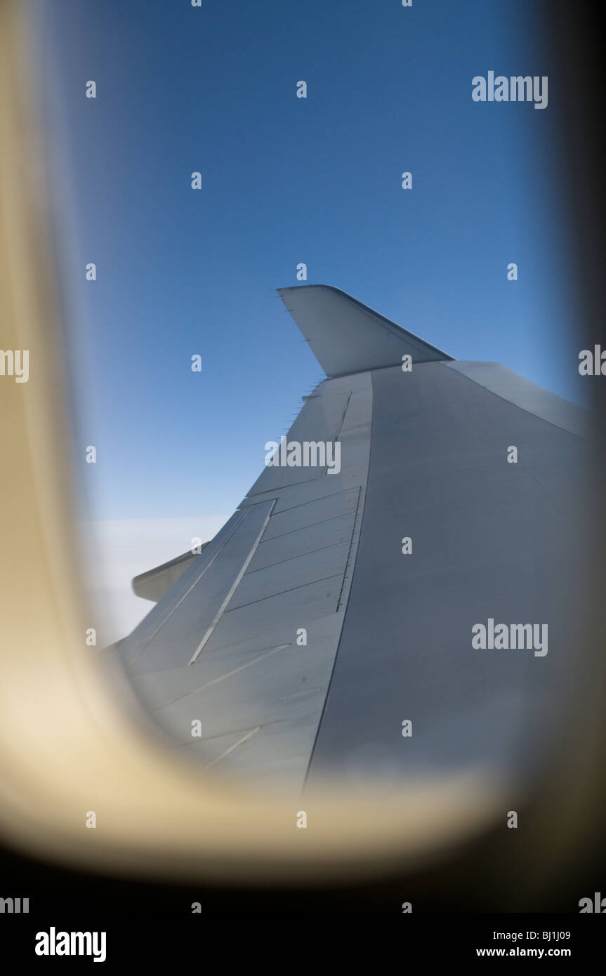 Flugzeugflügel während des Fluges durch Fenster gesehen Stockfoto