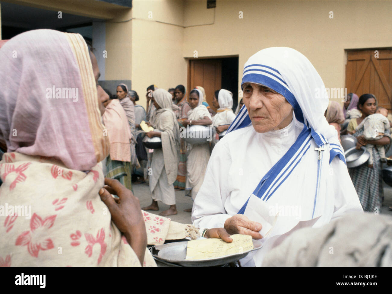 Mutter Teresa von Kalkutta auf ihrer Mission zur Unterstützung der armer und hungernder Menschen, Kalkutta, Indien Stockfoto