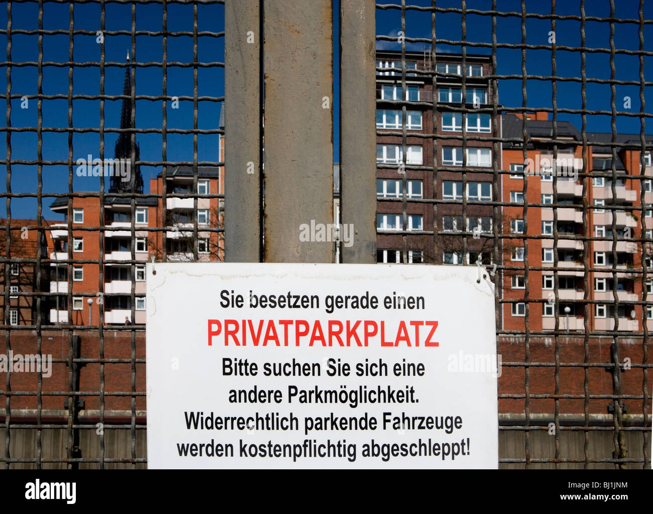 Parken verboten Schild mit der Aufschrift Privateigentum, werden illegal abgestellte Fahrzeuge auf Kosten des Besitzer, Hamburg, Deutschland abgeschleppt werden Stockfoto
