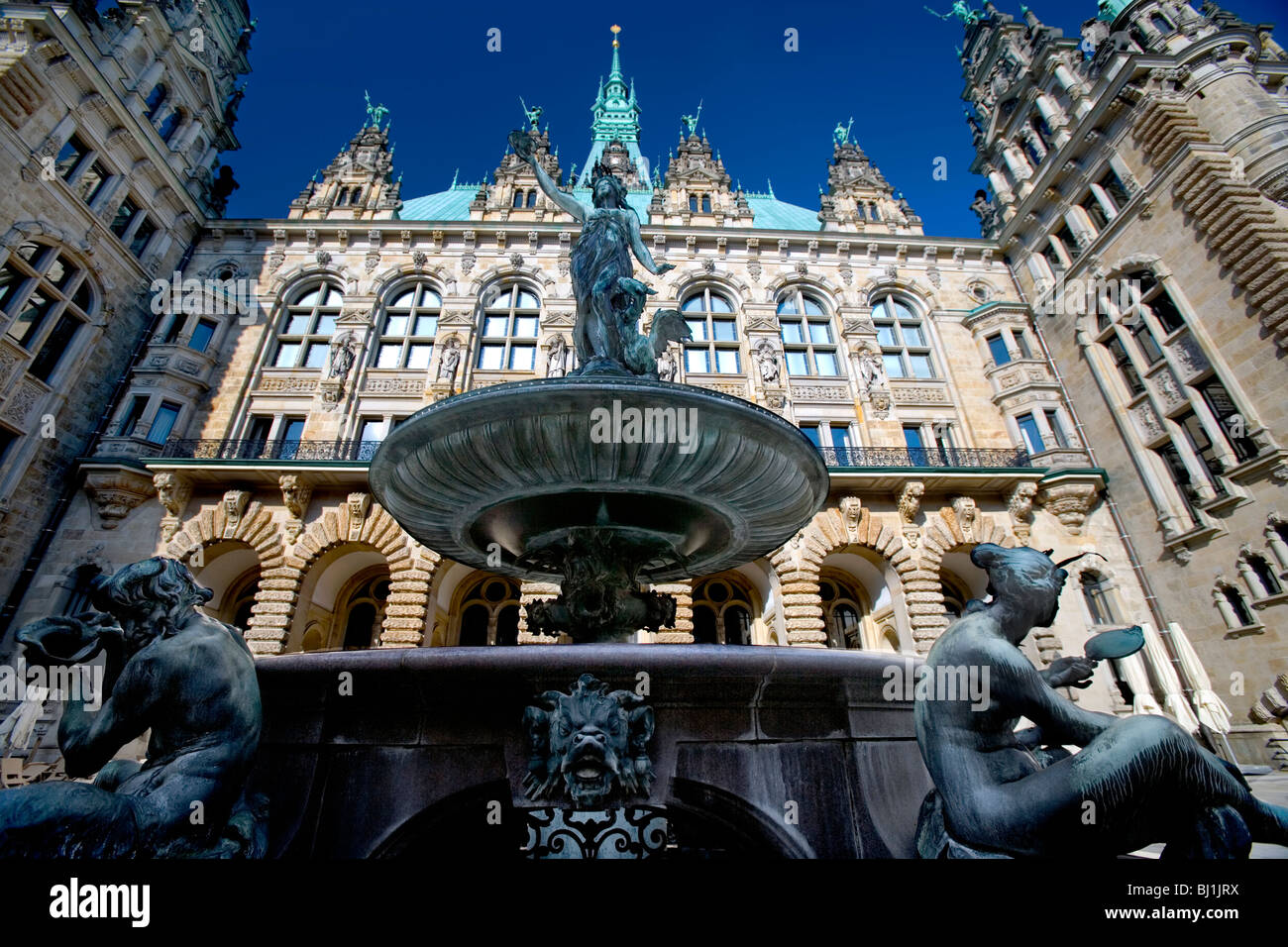 Der Innenhof des Rathauses in Hamburg, Deutschland Stockfoto