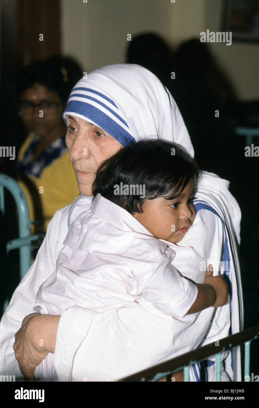 Mutter Teresa von Kalkutta schmiegt sich ein Kind in ihrer Mission zur Unterstützung der armer und hungernder Menschen, Kalkutta, Indien Stockfoto