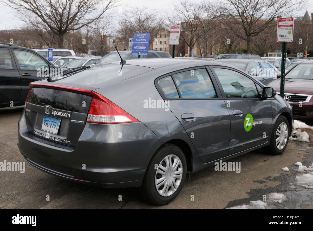 Zipcar geparkt in reservierten Plätze an der Yale University, New Haven, CT. Das Auto ist ein Honda Insight. Stockfoto