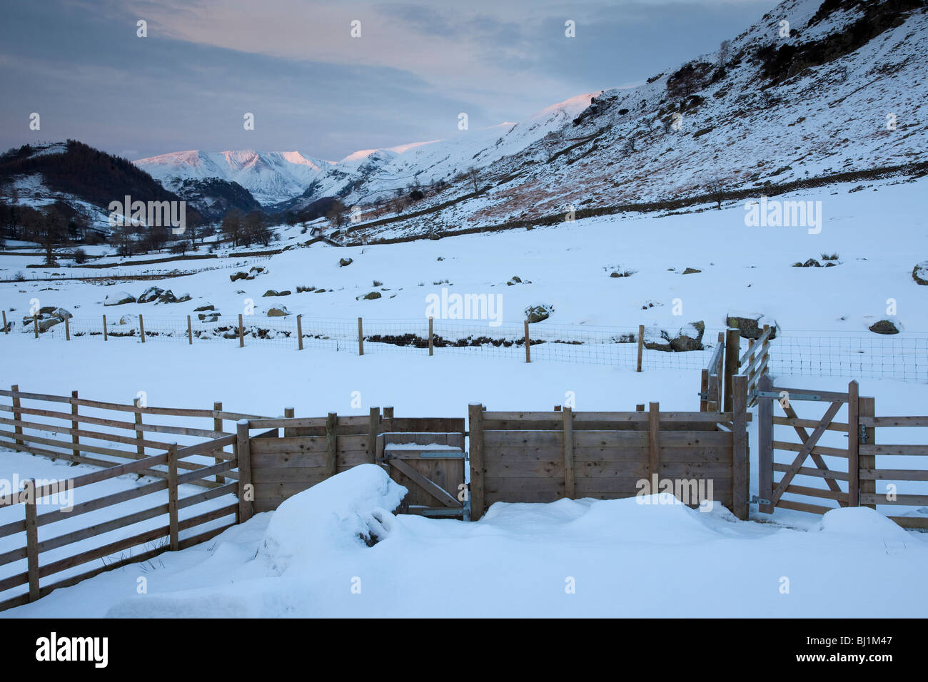 Blencathra in der Ferne mit der untergehenden Sonne nur über den Wipfeln der Fell, die Unterseite des Lakelandpoeten entnommen. Stockfoto